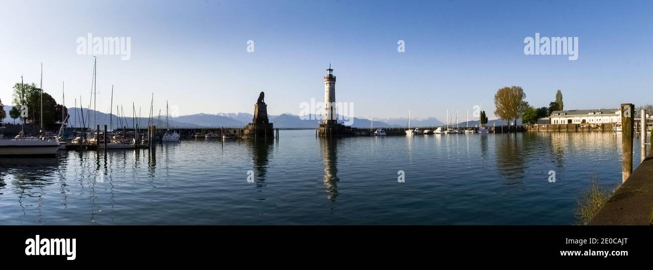 Lindau, Deutschland - 22. April 2018: Panorama der Kleinstadt im Morgenlicht Stockfoto