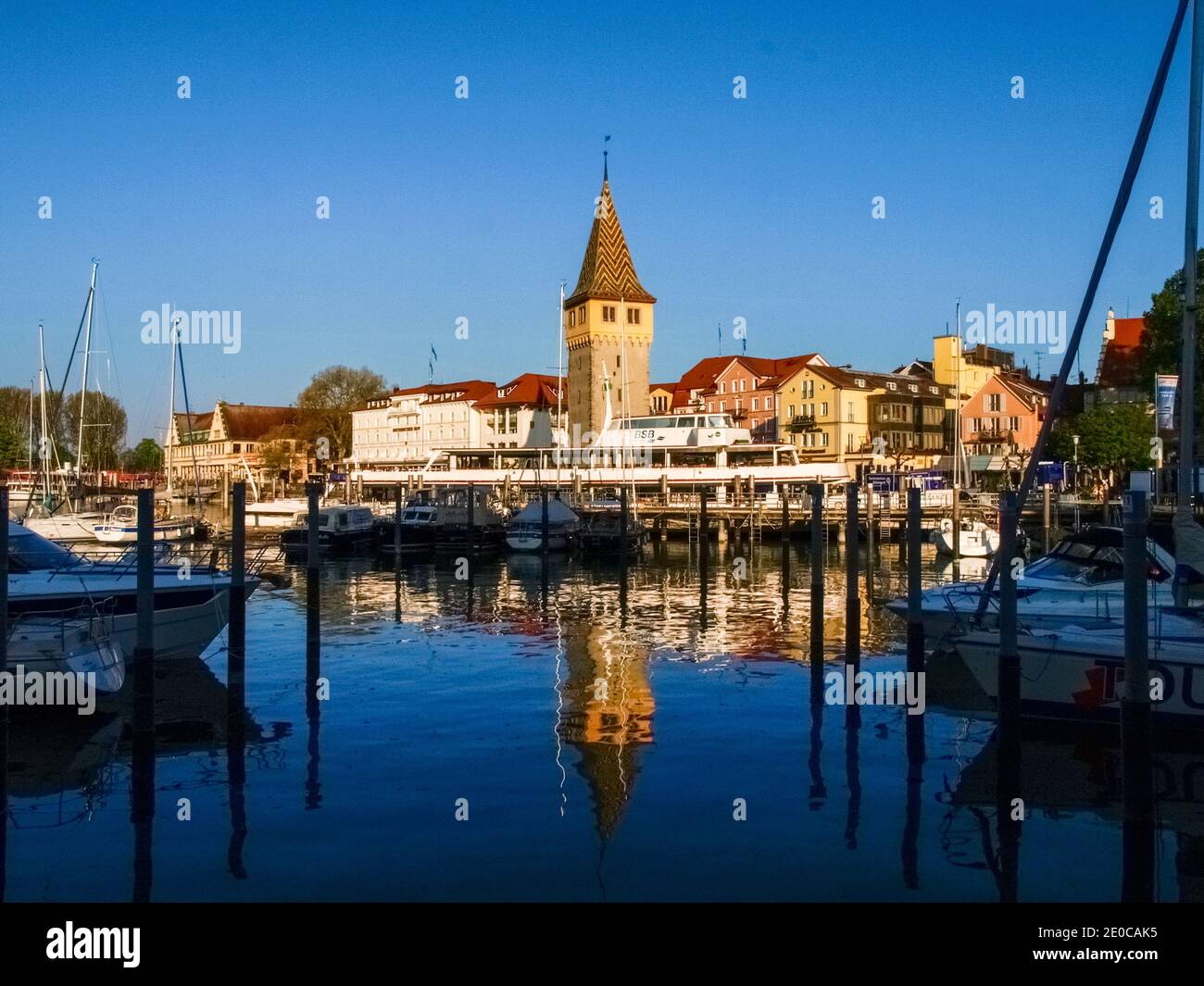 Lindau, Deutschland - 22. April 2018: Panorama der Kleinstadt im Morgenlicht Stockfoto