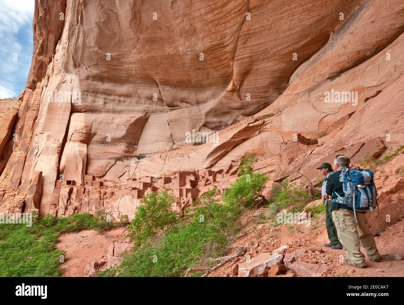 Parkranger und Besucher auf Betatakin Ruine im Tsegi Canyon, Navajo National Monument, Shonto Plateau, Arizona, USA Stockfoto