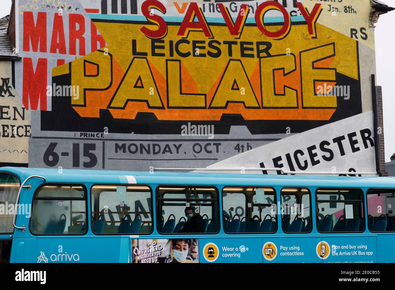 Leicester, Leicestershire, Großbritannien. Dezember 2020. Ein Passant wartet, auf einem Bus zu verlassen, nachdem die Stadt Tier 4 der Coronavirus-Einschränkungen eingegeben. Credit Darren Staples/Alamy Live News. Stockfoto