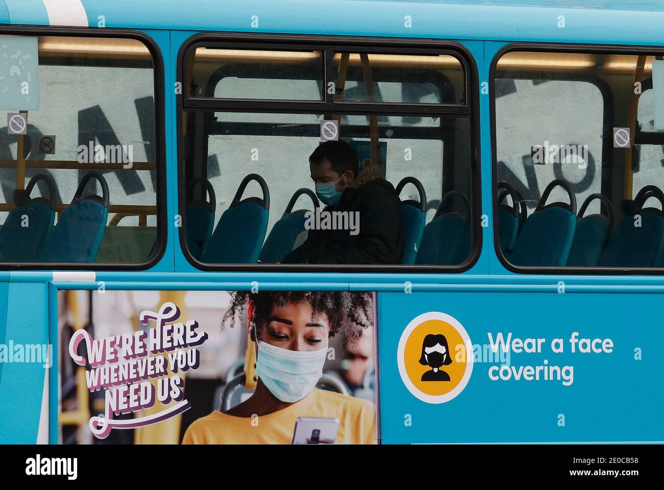 Leicester, Leicestershire, Großbritannien. Dezember 2020. Ein Passant wartet, auf einem Bus zu verlassen, nachdem die Stadt Tier 4 der Coronavirus-Einschränkungen eingegeben. Credit Darren Staples/Alamy Live News. Stockfoto