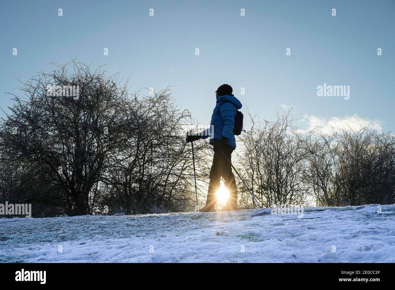 Kidderminster, Großbritannien. Dezember 2020. UK Wetter: Es ist ein knackiger, eisiger Start in die Silvesternacht nach einer Nacht mit Temperaturen weit unter dem Gefrierpunkt. Die Leute von Worcestershire sind früh unterwegs und genießen die herrliche Wintersonne, aber mit Temperaturen noch unter Null Grad Celsius, Wanderstöcke werden zu einem handlichen Werkzeug mit viel tückischen eisigen Schnee unter Fuß. Kredit: Lee Hudson/Alamy Live Nachrichten Stockfoto