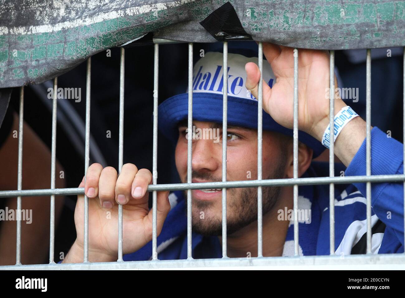 Ingolstadt, Deutschland. 20. Mai 2017. firo: 20.05.2017 Fußball, Saison 2016/2017 1. Bundesliga: FC Ingolstadt - FC Schalke 04, Sead KOLASINAC, FC Schalke 04, Portrait, Gesichtsausdruck, Fan, Zaun, lacht, Freude, zur weltweiten Nutzung Quelle: dpa/Alamy Live News Stockfoto