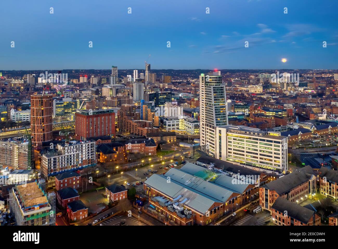 Leeds City Centre und Bridge Water Place. Blick über Leeds mit Hotels, Büros und Bahnhof mit der Gegend und den Verkaufsräumen aus der Vogelperspektive Stockfoto