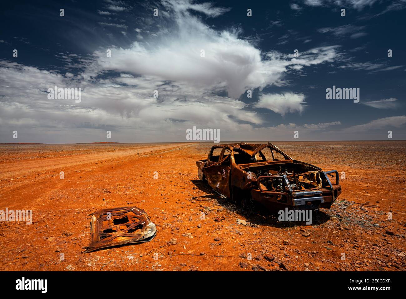 Verbranntes Autowrack neben einer Spur in Strzelecki Wüste. Stockfoto