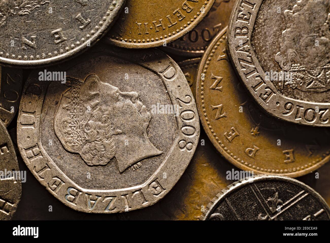 Gebrauchte UK 20 Pence Münze auf einem Stapel sortiert Bargeldwährung GBP Stockfoto