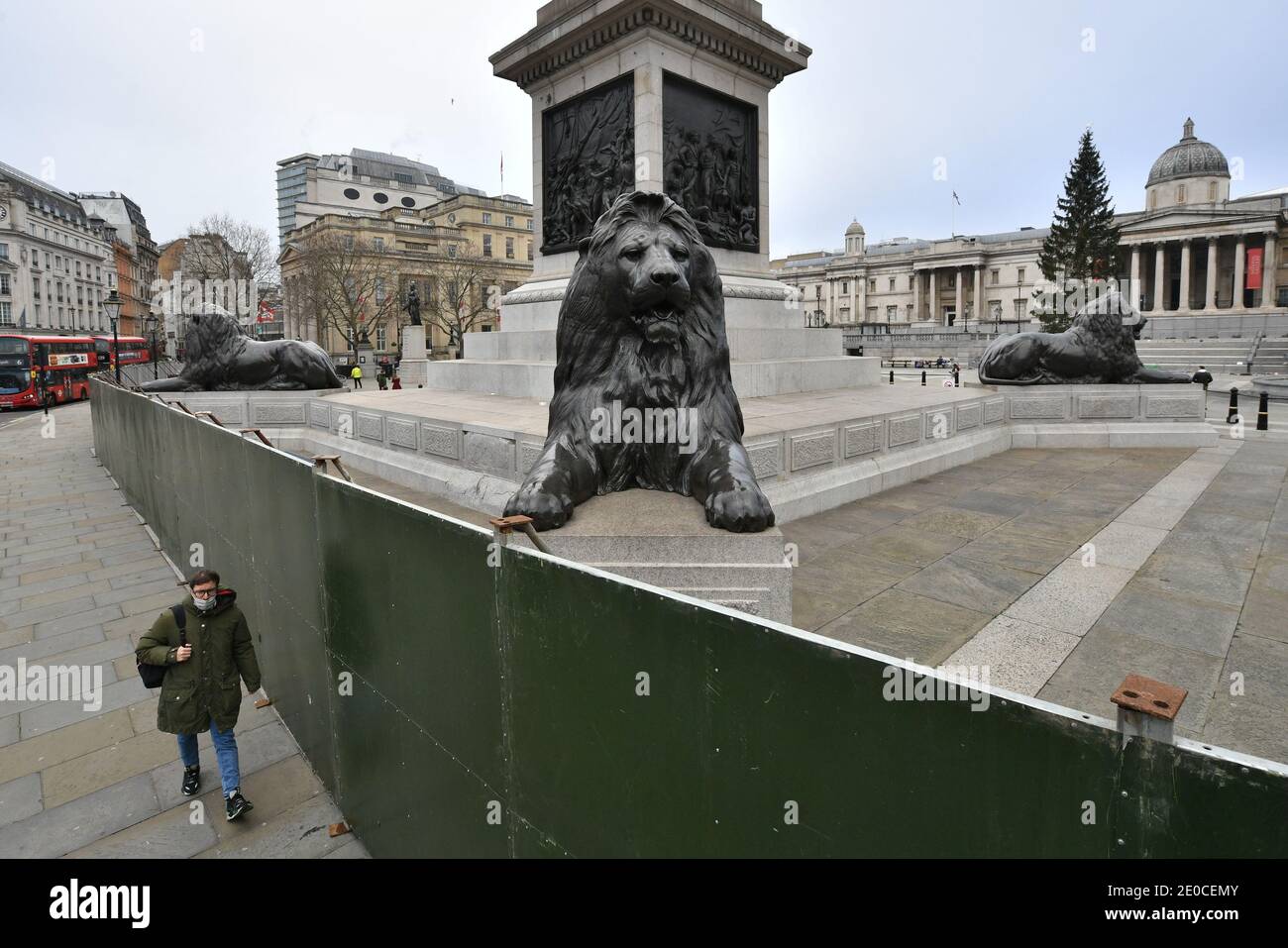 Fechten rund um den Trafalgar Square, London, vor der Silvesterfeier. Die Menschen werden aufgefordert, am Silvesterabend zu Hause zu bleiben, um zu verhindern, dass sich die "schlechte" Situation in Krankenhäusern verschlechtert. Stockfoto