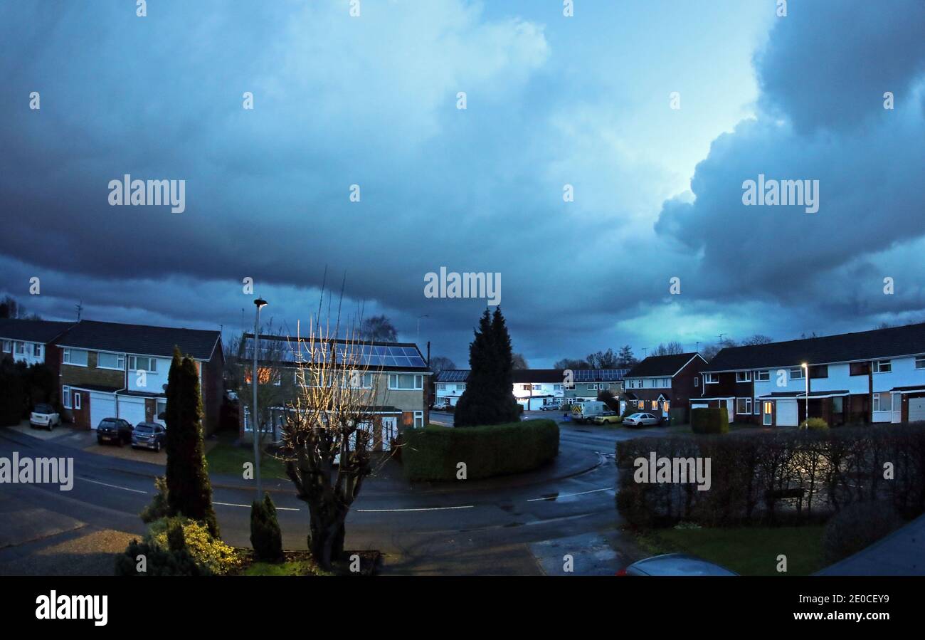 Peterborough, Großbritannien. Dezember 2020. Sturmwolken über Peterborough wirken nach heftigem nächtlichen Regen und starken Winden immer noch bedrohlich, als Sturm Bella das Land traf. Kredit: Paul Marriott/Alamy Live Nachrichten Stockfoto