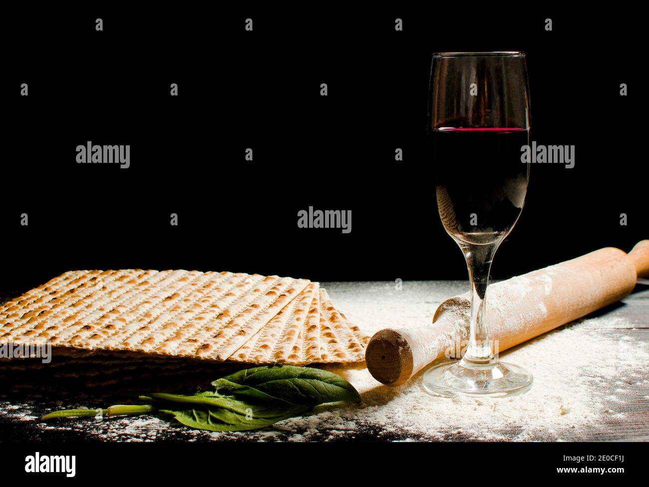 Traditionelles jüdisches koscheres Matzo für Ostern pesah auf einem Holztisch. Jüdische Ostern Essen. Feder. Familienurlaub Pesach. Stockfoto