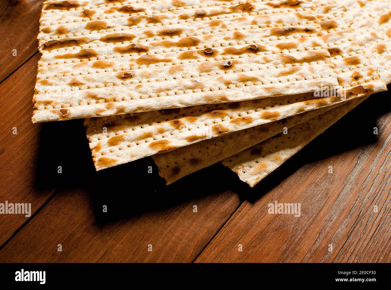 Traditionelles jüdisches koscheres Matzo für Ostern pesah auf einem Holztisch. Jüdische Ostern Essen. Feder. Stockfoto