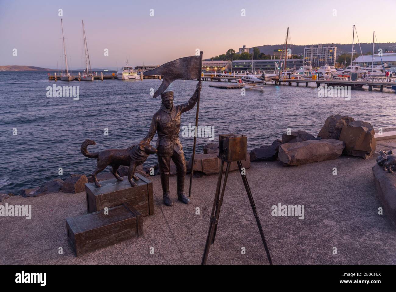 Selbstporträt, Louis und Joe Skulptur im Hafen von Hobart, Australien Stockfoto