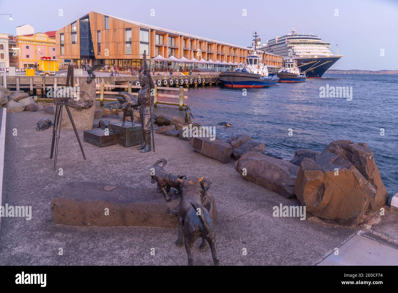 Selbstporträt, Louis und Joe Skulptur im Hafen von Hobart, Australien Stockfoto