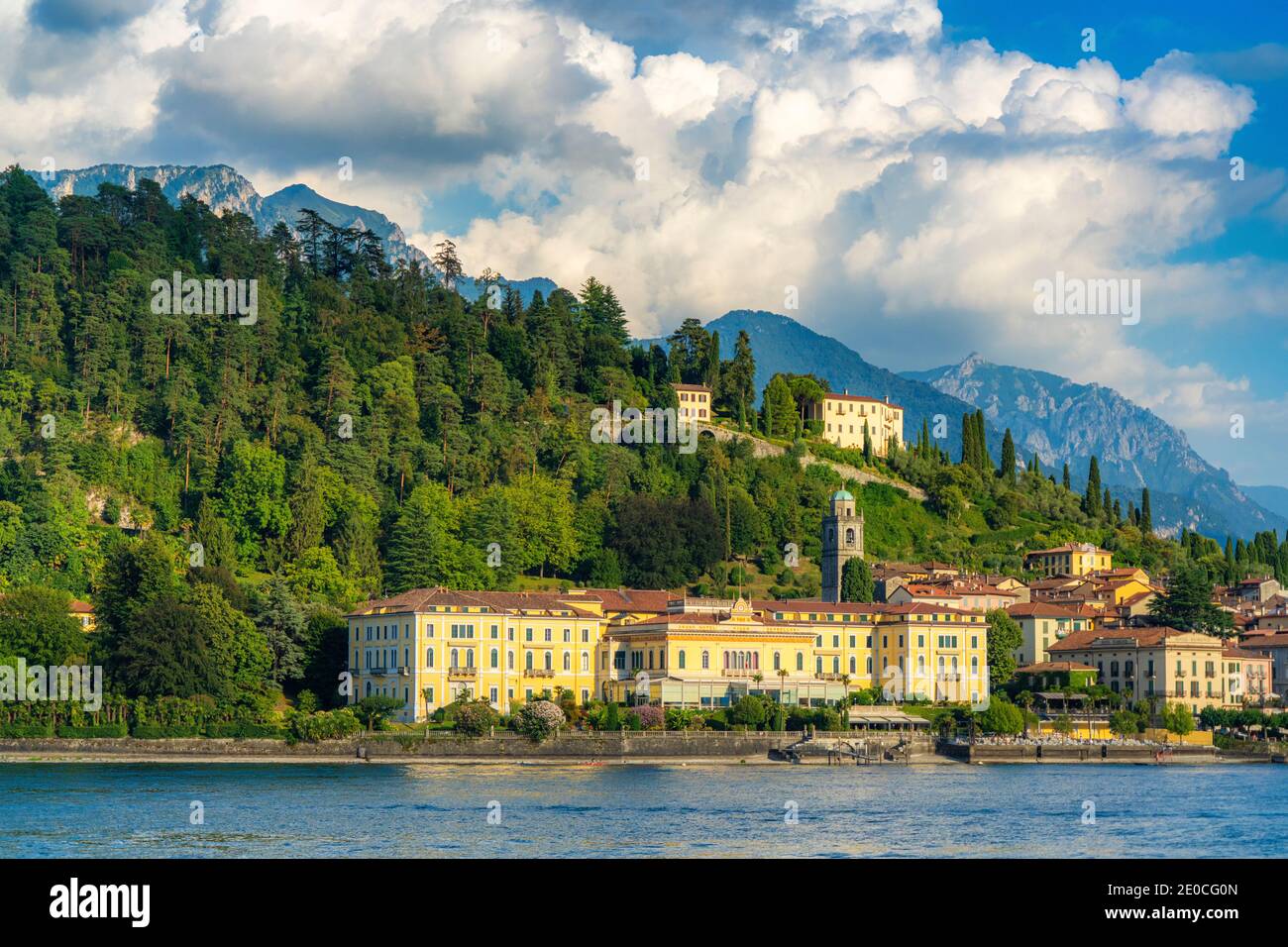 Historische Gebäude und Hotels in der Altstadt von Bellagio von der Fähre gesehen, Comer See, Como Provinz, Lombardei, Italienische Seen, Italien, Europa Stockfoto