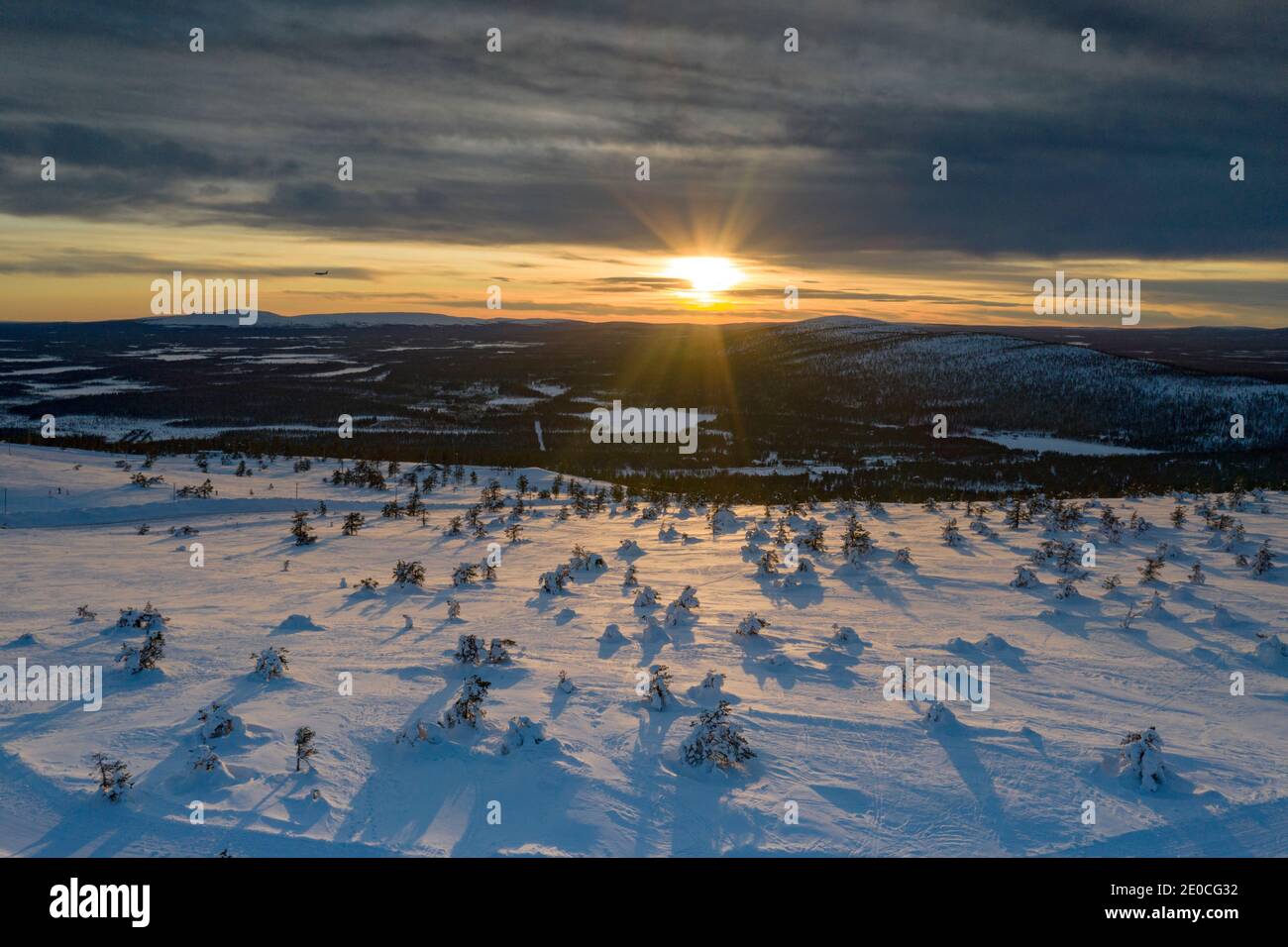 Arktischer Sonnenuntergang über dem verschneiten Wald und Skigebiet von Levi, Sirkka, Kittila Gemeinde, Lappland, Finnland, Europa Stockfoto