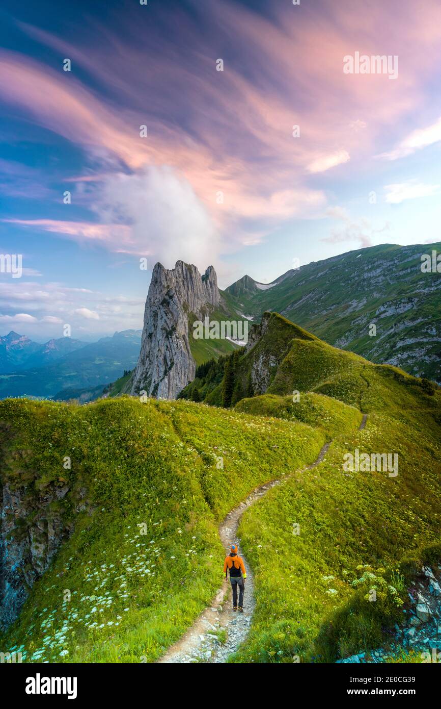 Wanderer auf dem Fußweg Richtung Saxer Lucke bei Sonnenuntergang, Kanton Appenzell, Alpsteinkette, Schweiz, Europa Stockfoto