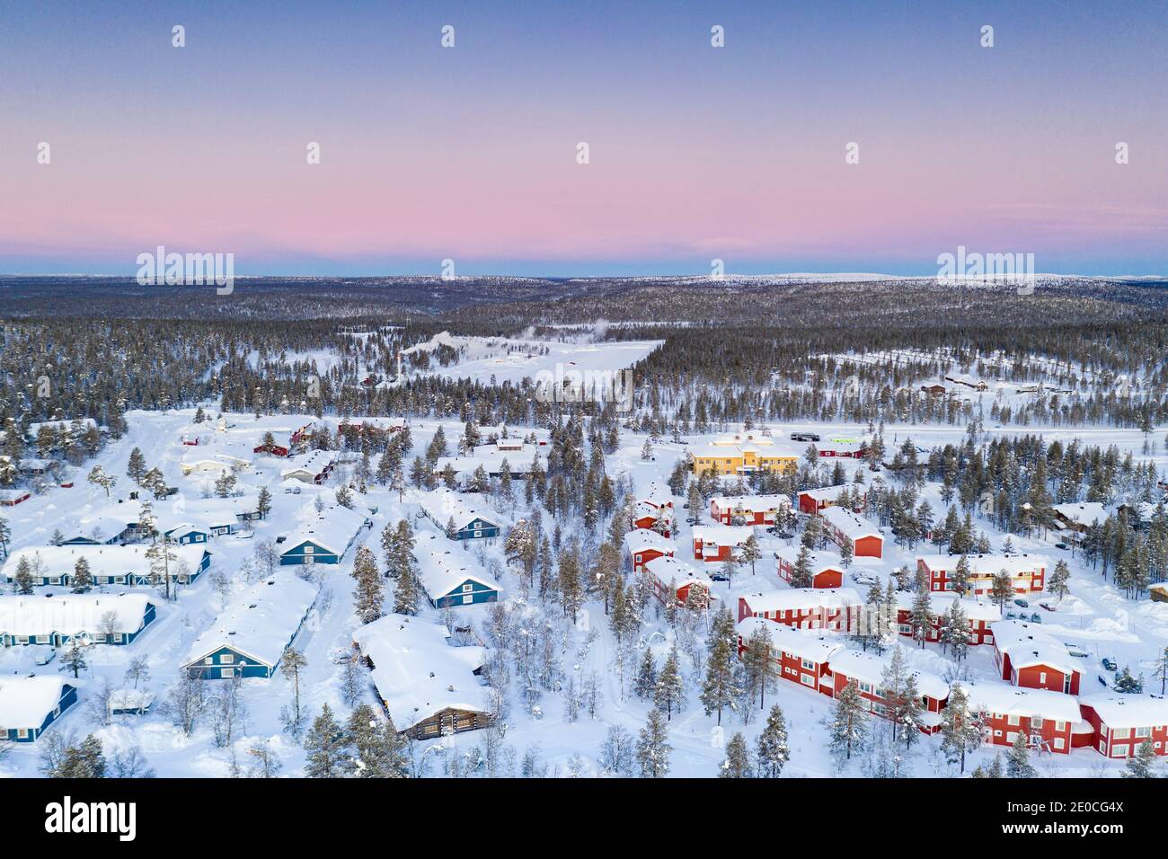 Luftaufnahme des schneebedeckten Waldes und Saariselka Winter Touristenort bei Sonnenaufgang, Inari, Lappland, Finnland, Europa Stockfoto
