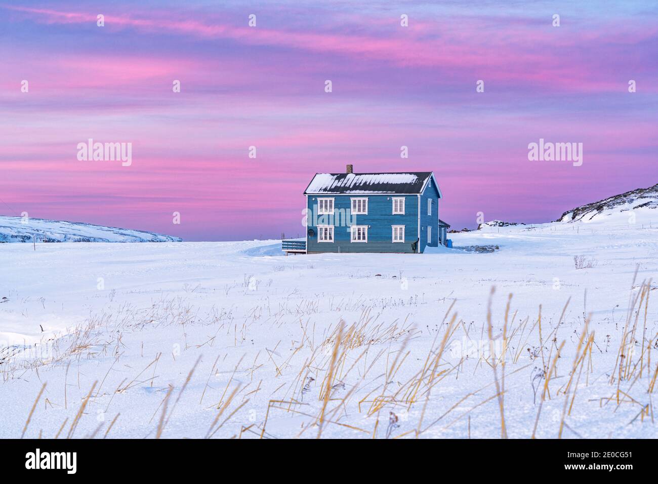 Isoliertes Haus im Schnee unter dem rosa arktischen Sonnenuntergang, Veines, Kongsfjord, Varanger Halbinsel, Troms Og Finnmark, Norwegen, Skandinavien, Europa Stockfoto