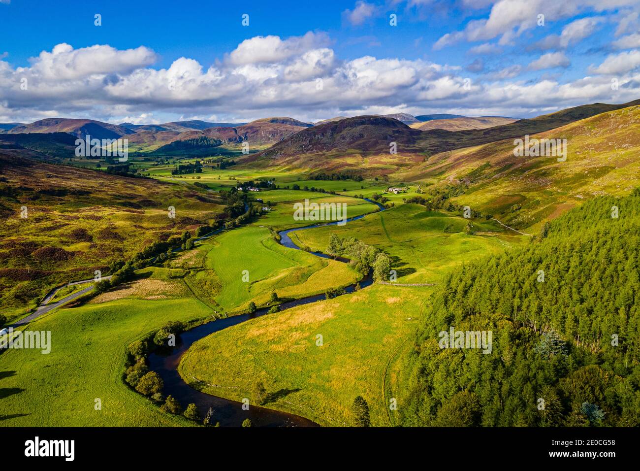 Luftaufnahme der schönen Landschaft um Dalnaglar Castle, Glenshee, Perthshire, Schottland, Großbritannien, Europa Stockfoto