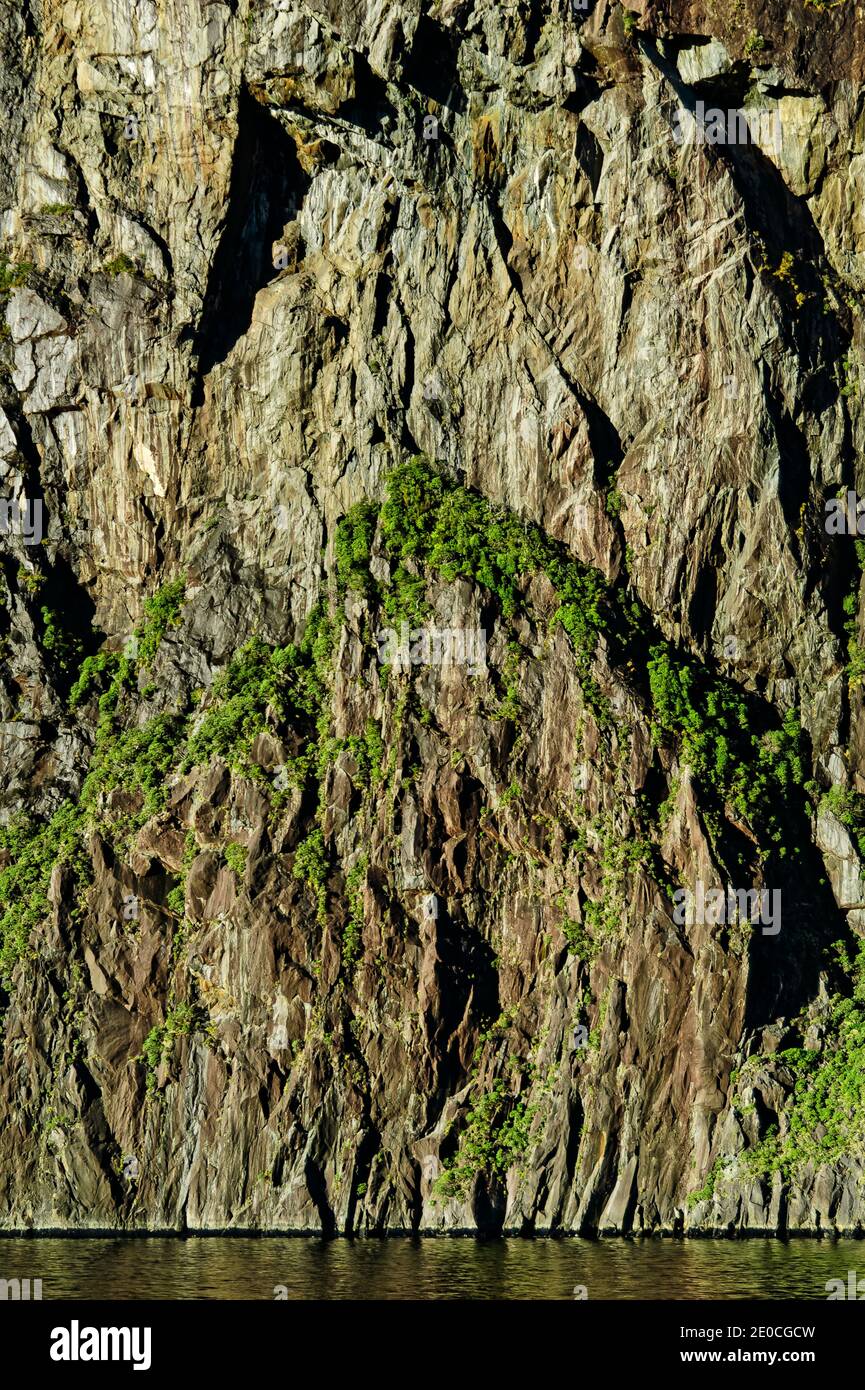 Schiere Felswand am Milford Sound Neuseeland Stockfoto