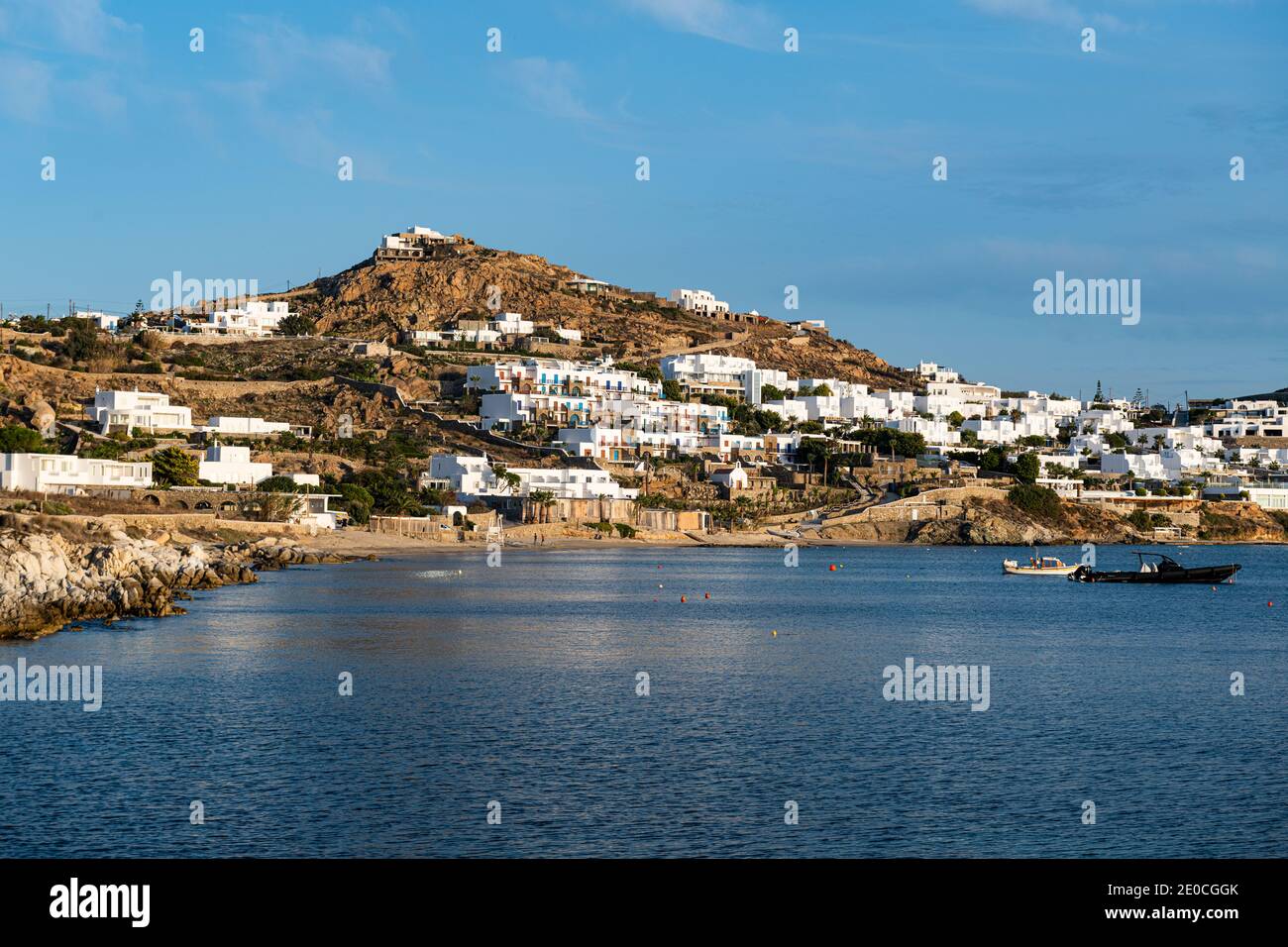 Weiß getünchte Häuser über Agios Ioannis Beach, Mykonos, Kykladen, griechischen Inseln, Griechenland, Europa Stockfoto
