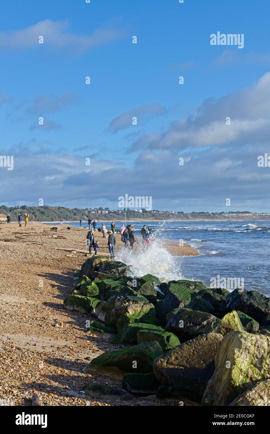 Familien, die während der Pandemie 2020 am Highcliffe Beach Sport treiben Wintertag nach Weihnachten Stockfoto