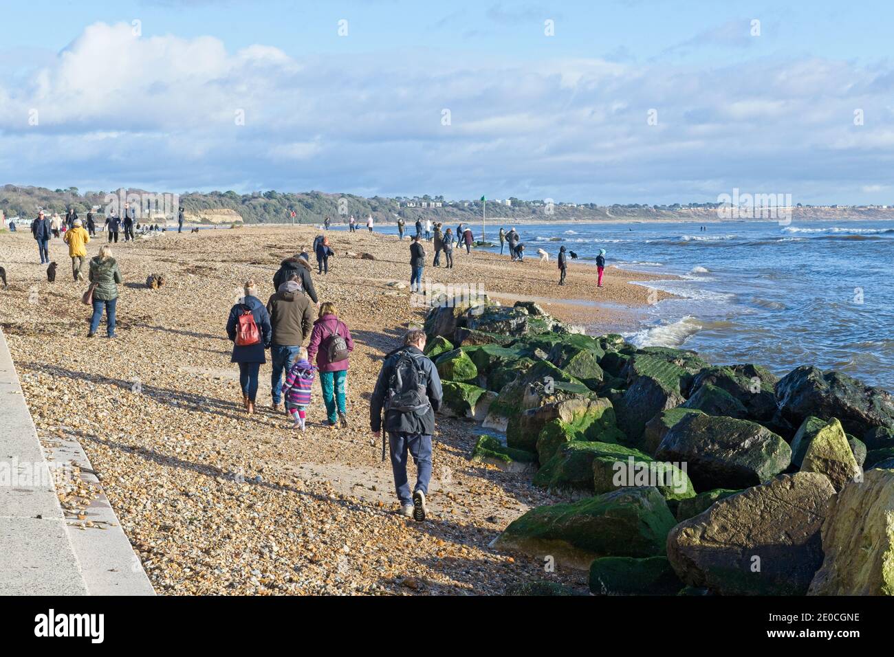 Familien, die während der Pandemie 2020 am Highcliffe Beach Sport treiben Wintertag nach Weihnachten Stockfoto