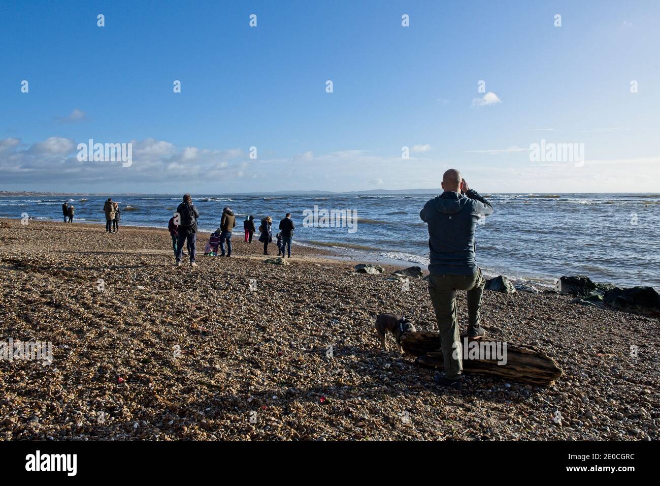 Familien, die während der Pandemie 2020 am Highcliffe Beach Sport treiben Wintertag nach Weihnachten Stockfoto