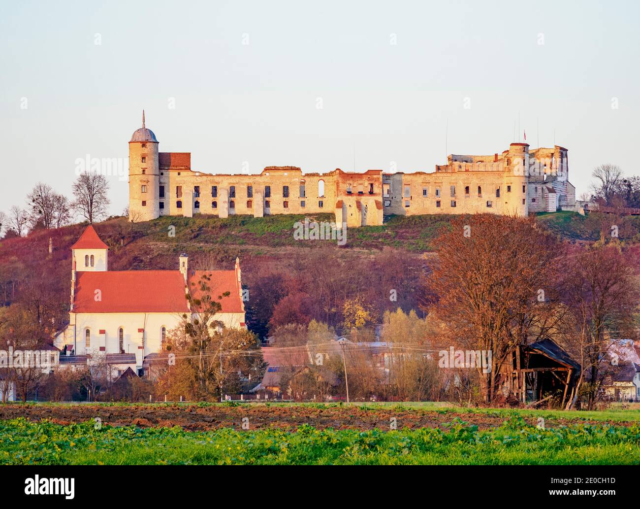 Blick auf die Kirche St. Stanislaus und St. Margaret und das Schloss, Janowiec, Woiwodschaft Lublin, Polen, Europa Stockfoto