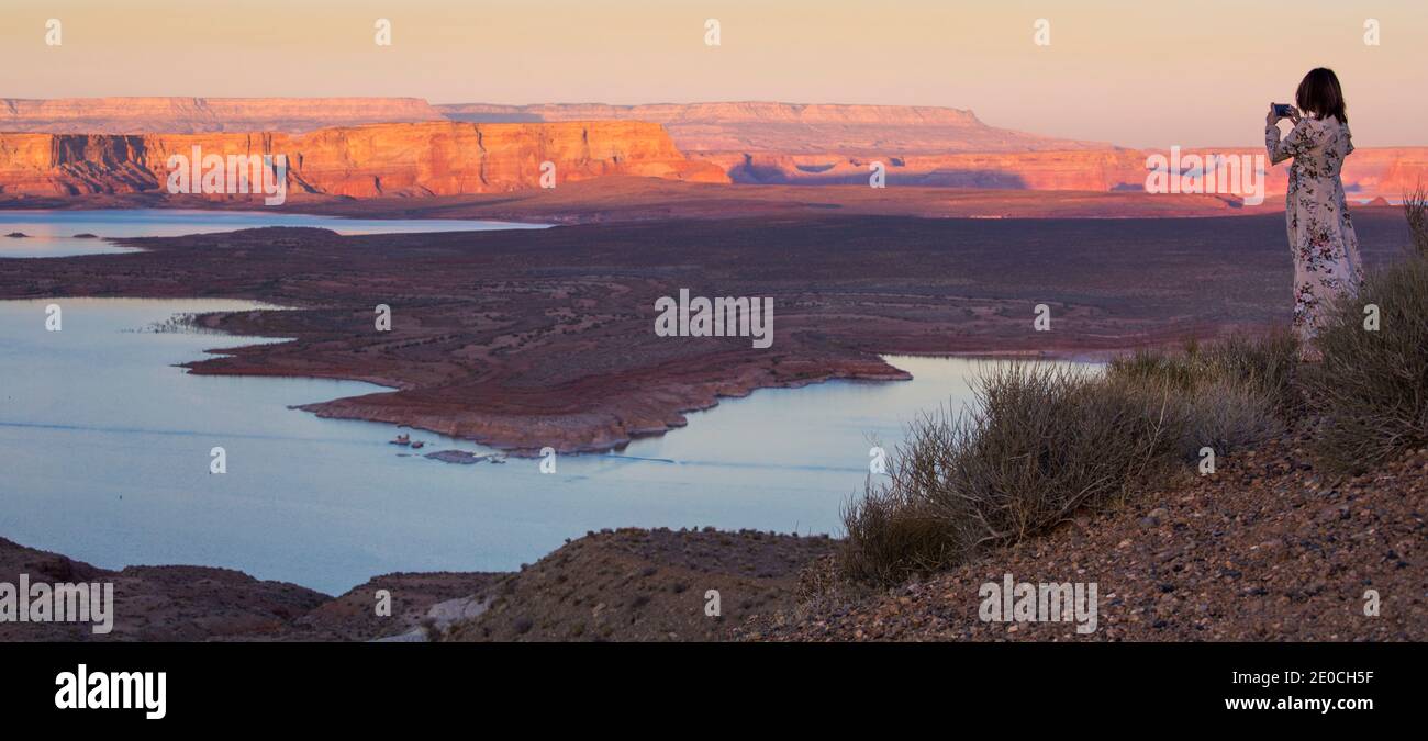 Blick über Antelope Island von Wahweap Aussichtspunkt, Sonnenuntergang, Lake Powell, Glen Canyon National Recreation Area, Page, Arizona, Vereinigte Staaten von Amerika Stockfoto