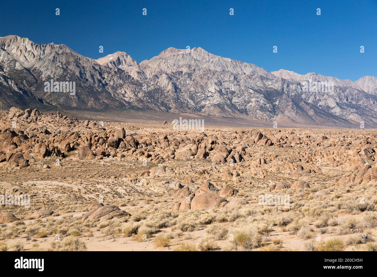 Blick über Felsen zum Mount Williamson und der Sierra Nevada, Alabama Hills National Scenic Area, Lone Pine, Kalifornien, USA Stockfoto