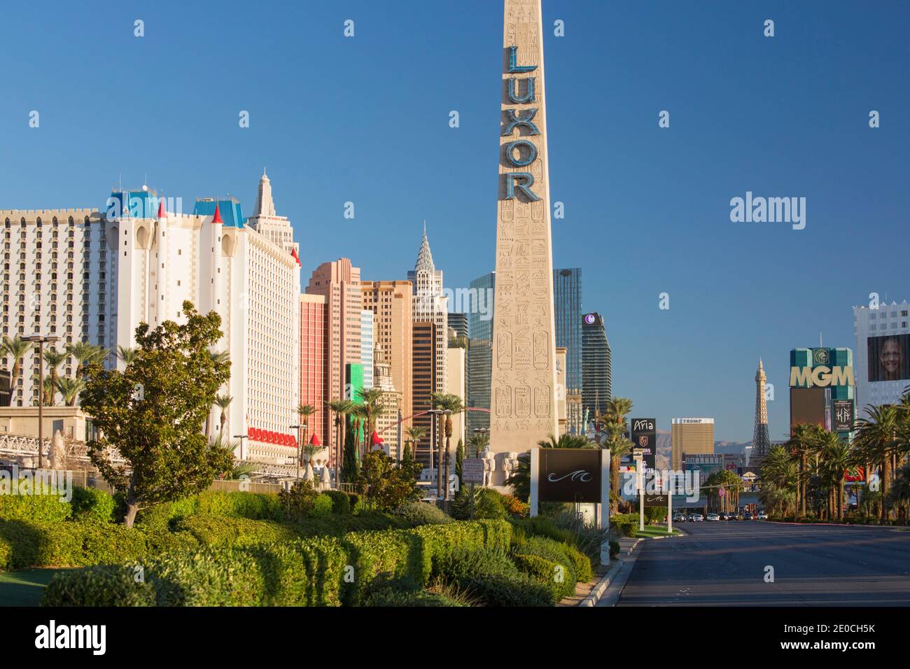 Blick auf den Strip, am frühen Morgen, Nachbildung ägyptischer Obelisken vor dem Luxor Hotel and Casino, Las Vegas, Nevada, USA Stockfoto