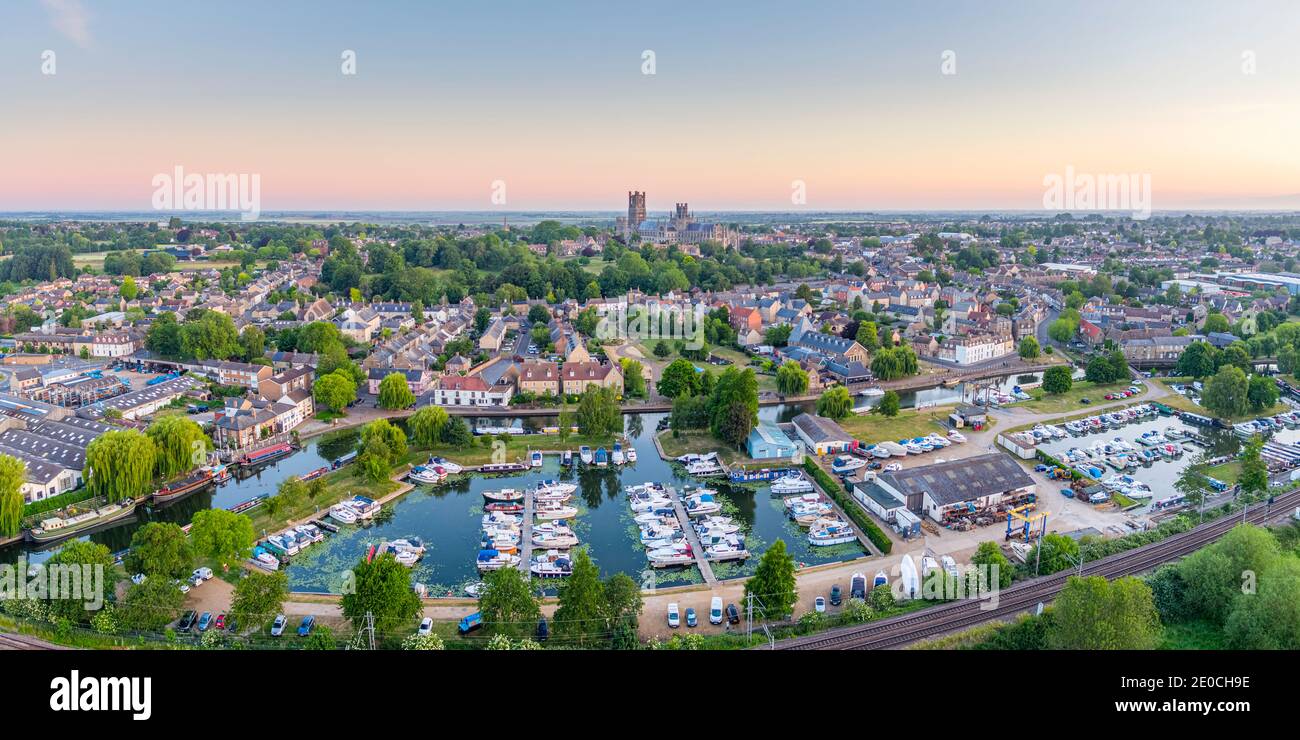 Drohnenansicht der Ely Kathedrale mit Ely Marina und Great Ouse River im Vordergrund, Ely, Cambridgeshire, England, Großbritannien, Europa Stockfoto