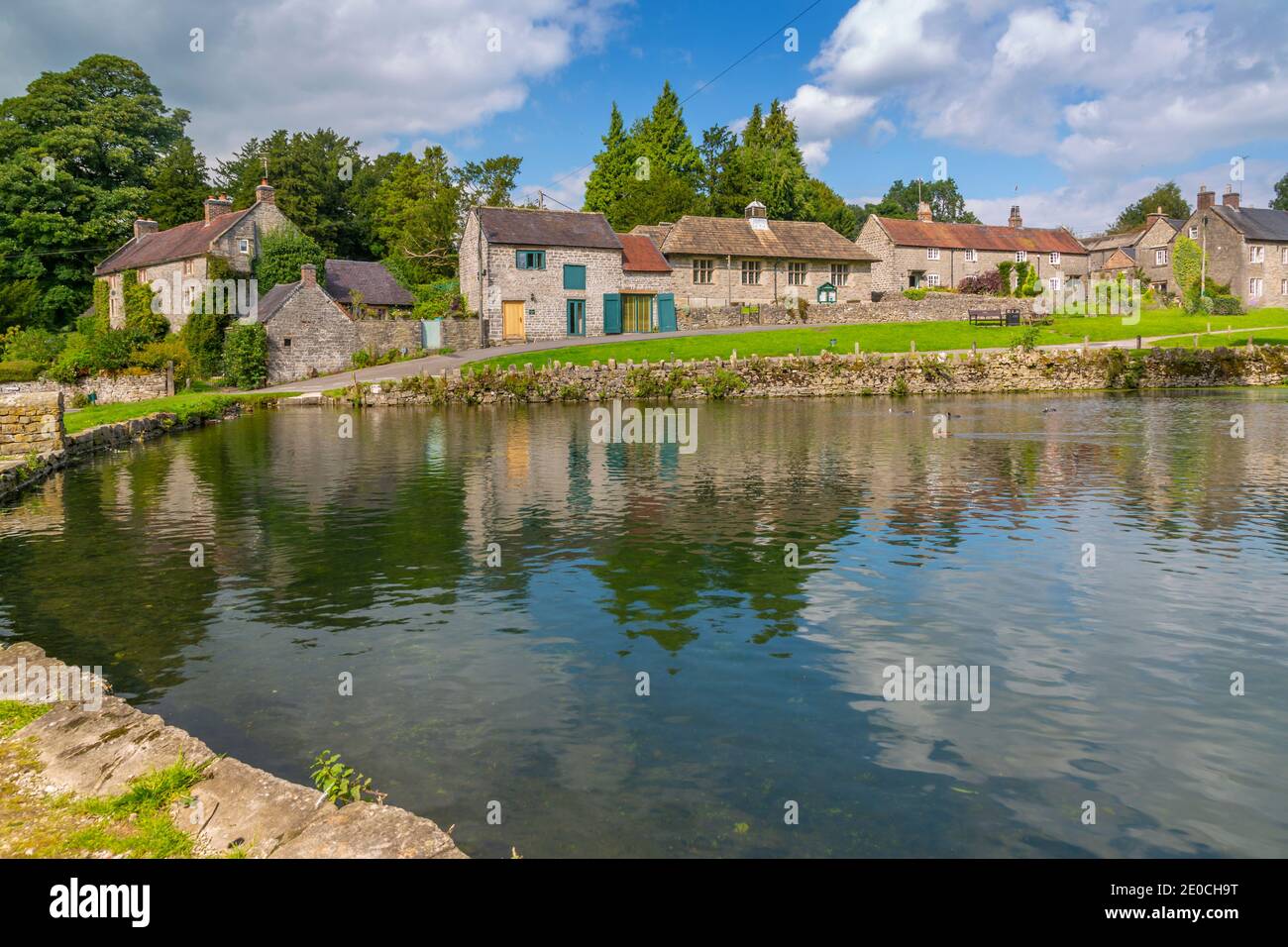 Blick auf Hütten spiegeln in Dorf Teich, Tissington, Peak District National Park, Derbyshire, England, Großbritannien, Europa Stockfoto