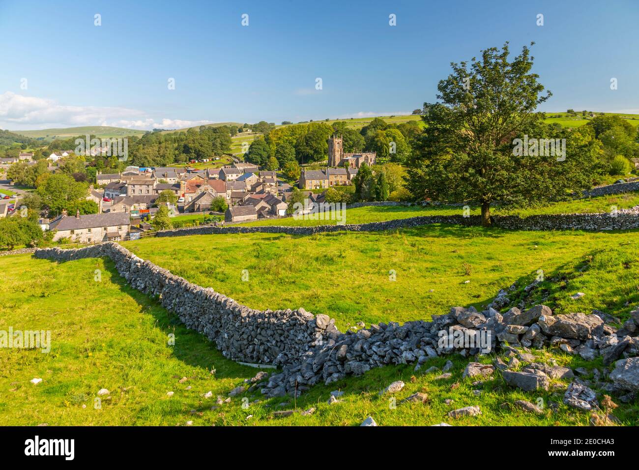 Blick auf Dorfkirche, Hütten und Trockenmauern, Hartington, Peak District National Park, Derbyshire, England, Großbritannien, Europa Stockfoto