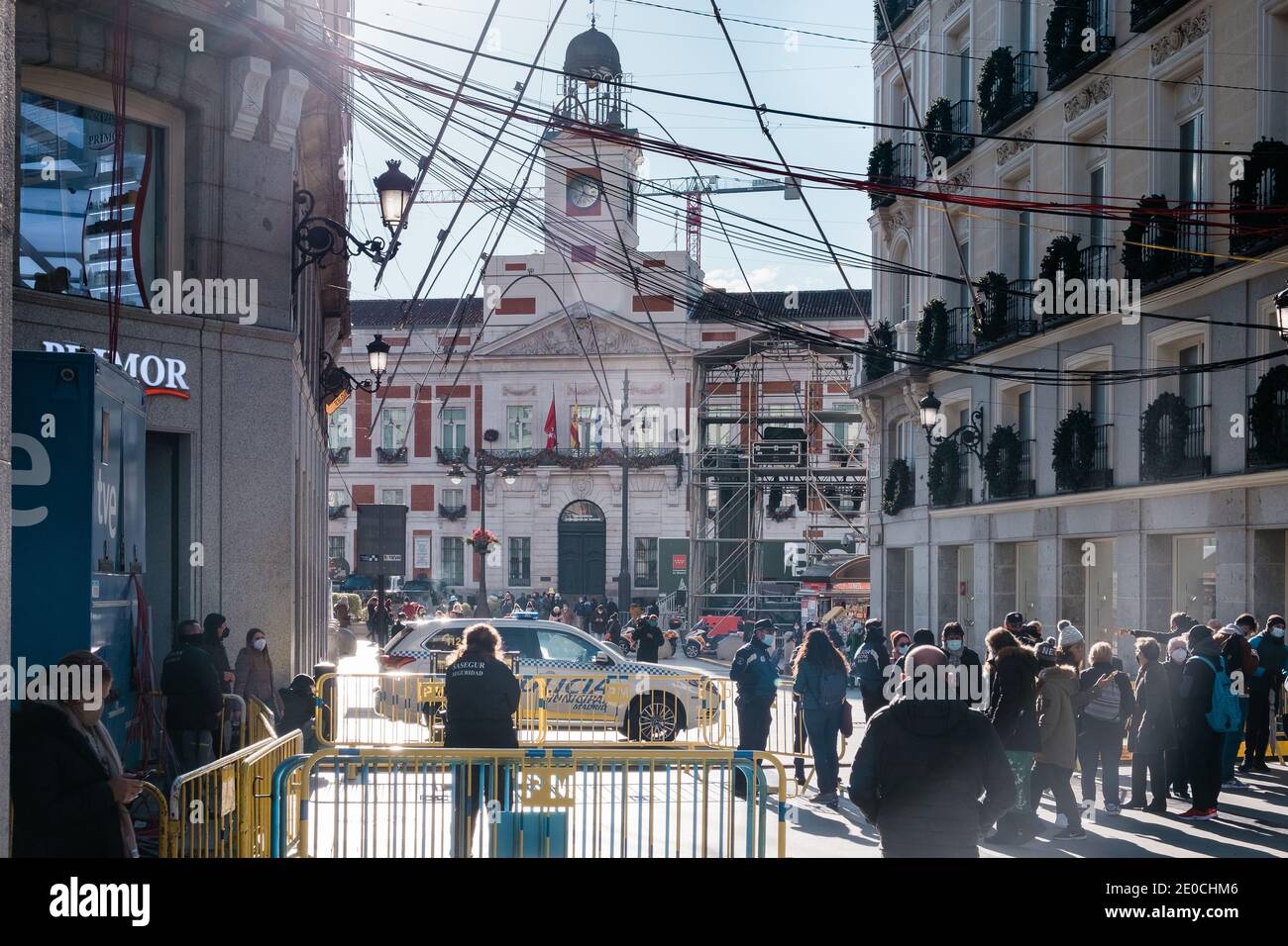 Madrid, Spanien. Dezember 2020. Die Probe des Jahresendes erklingen an der Puerta del Sol Uhr. In diesem Jahr unter strengen Sicherheitsmaßnahmen und sehr begrenzte Kapazität durch den covid-19-Virus. Preciados St - Puerta del Sol, Madrid, Spanien. Kredit: EnriquePSans / Alamy Live Nachrichten Stockfoto