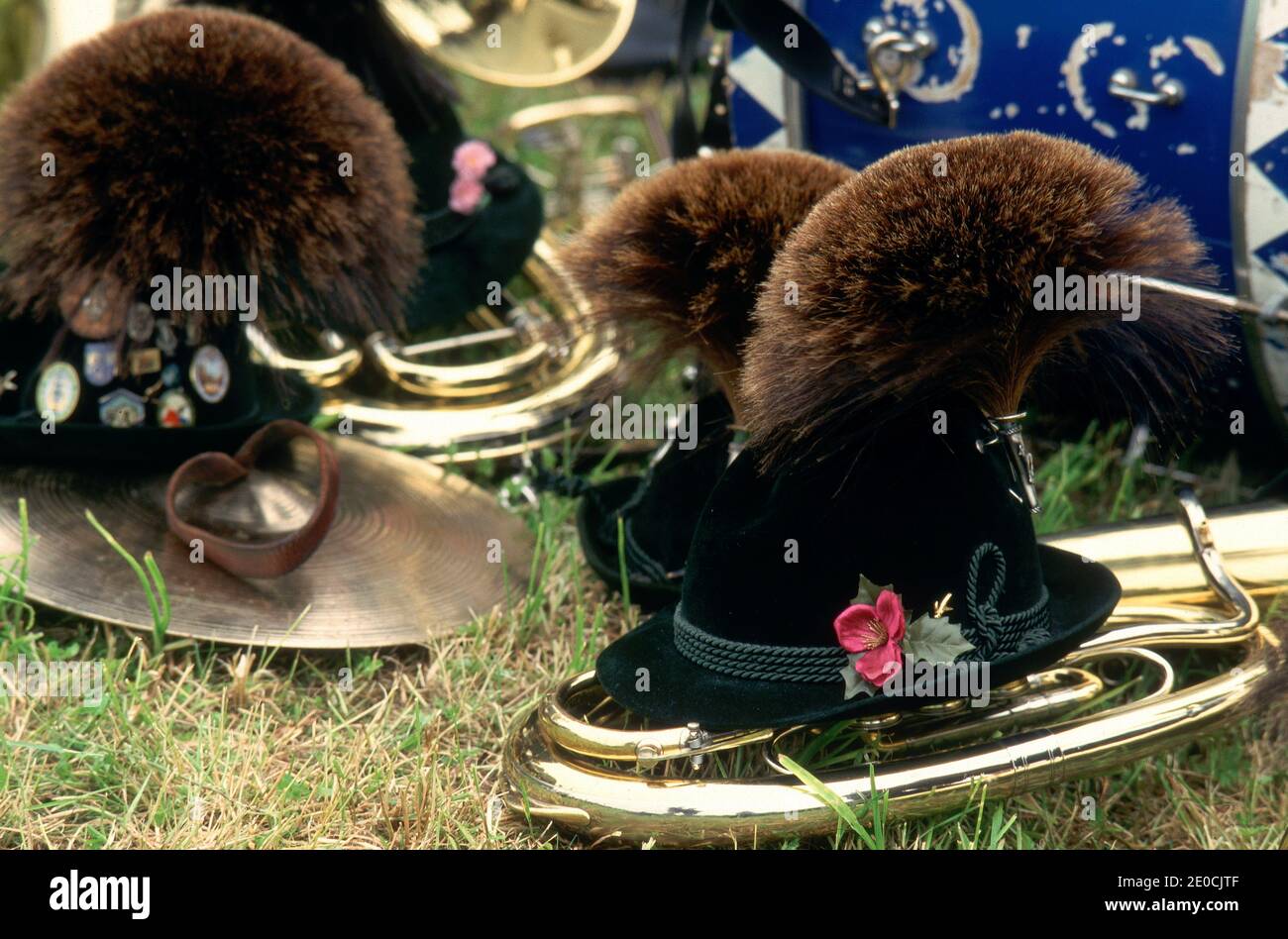 Deutschland /Bayern / München/auf dem Oktoberfest hat die Brass Band eine Pause und ihre Instrumente und Hüte auf dem Rasen gelassen. Stockfoto