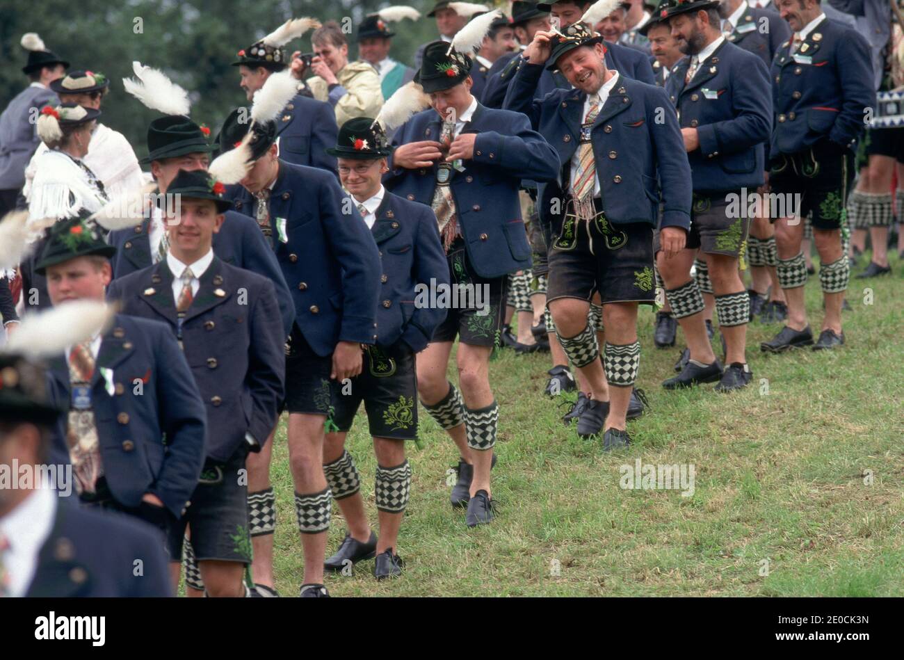 Deutschland /Bayern / Traditionell bekleidete Bayern marschieren durch Garmisch Partenkirchen Stockfoto