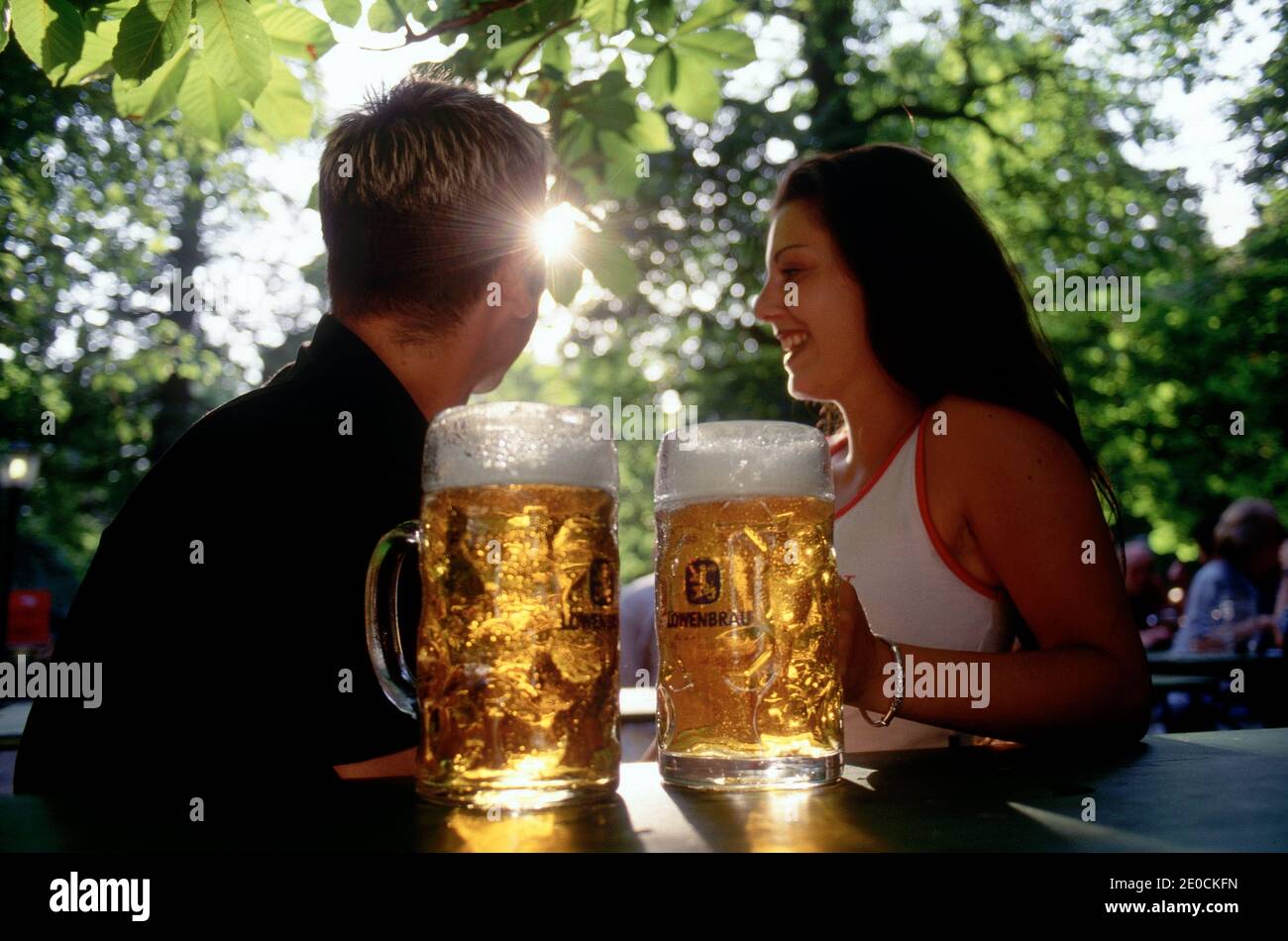 Deutschland /Bayern / München/Happy Young Coupél trinkt Bier im Englischen Garten in München. Stockfoto