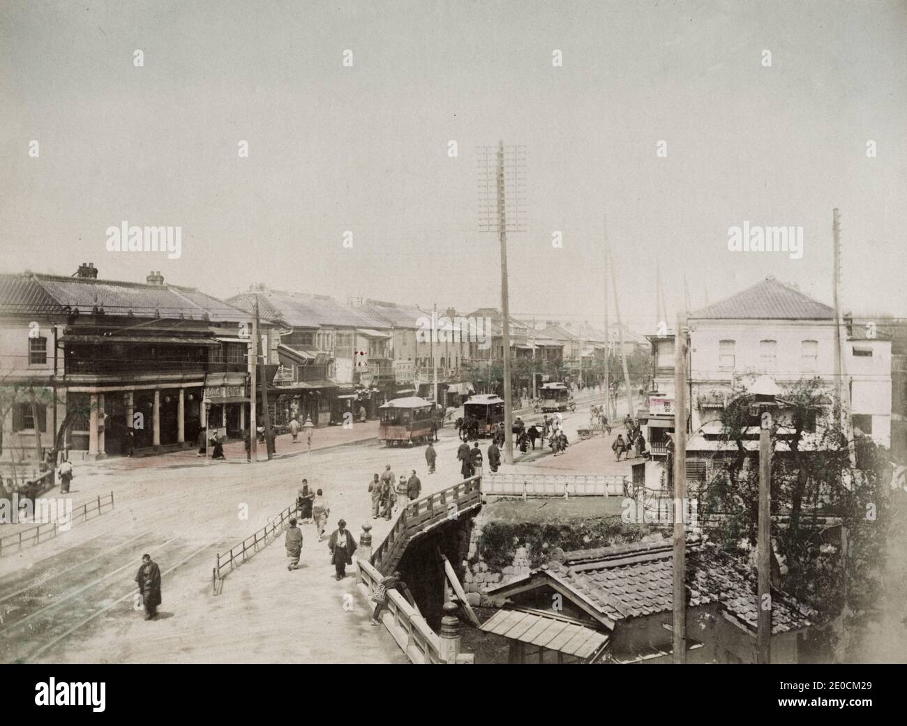 19. Jahrhundert Vintage-Fotografie - Straßenbahnen und Verkehr, Shinbashi-Brücke, Tokio, Japan, um 1890 Stockfoto