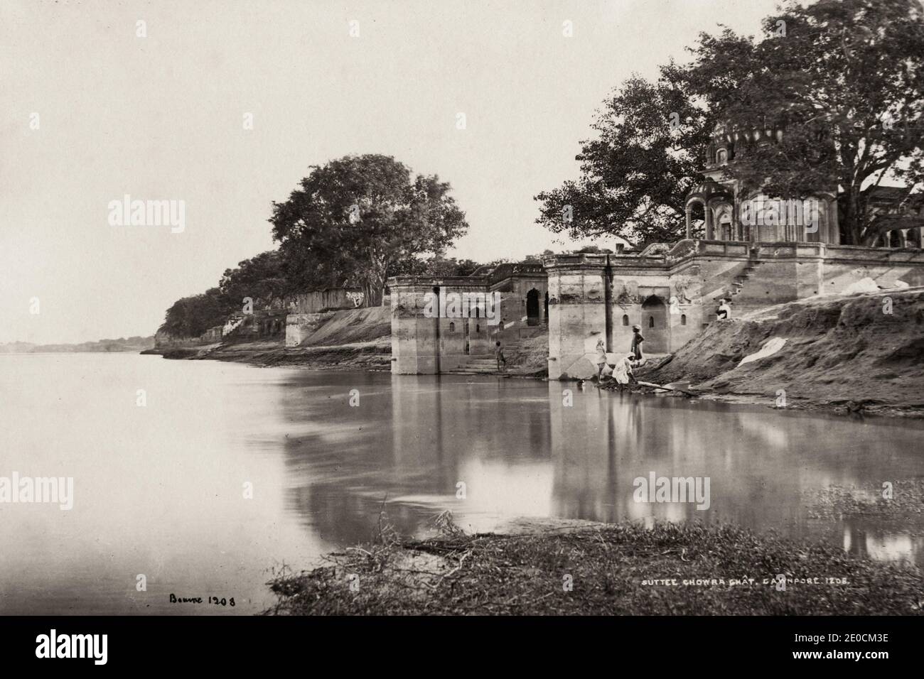 Vintage-Fotografie des 19. Jahrhunderts - Titel: Cawnpore; Suttee Chowra Ghat, The Scene of the Massacre, Samuel Bourne (Englisch, 1834 - 1912) Cawnpore, Indien; Kanpur, Indien Datum: 1865–1866 Stockfoto