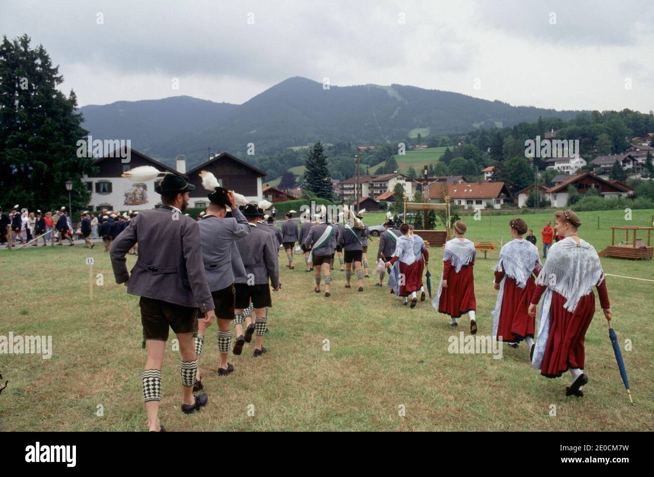 Deutschland /Bayern / Bayerisches Fest in Garmisch Partenkirchen / Frau und Mann tragen traditionelle Kleidung wie Lederhose und Dirndl. Stockfoto