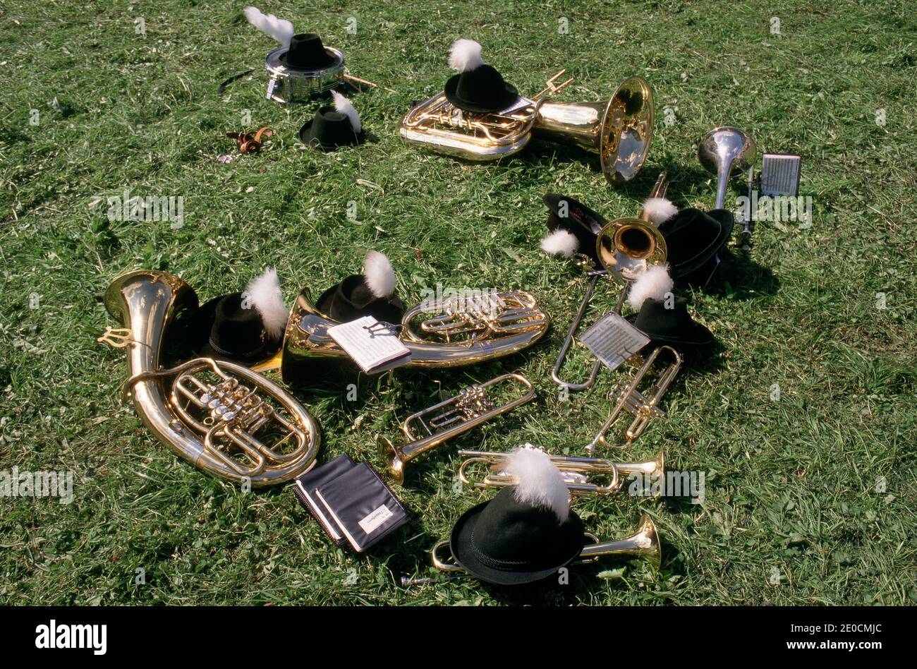 Deutschland /Bayern / Bayrisches Festival/ die Brass Band hat eine Pause und ihre Instrumente auf dem Rasen gelassen. Stockfoto