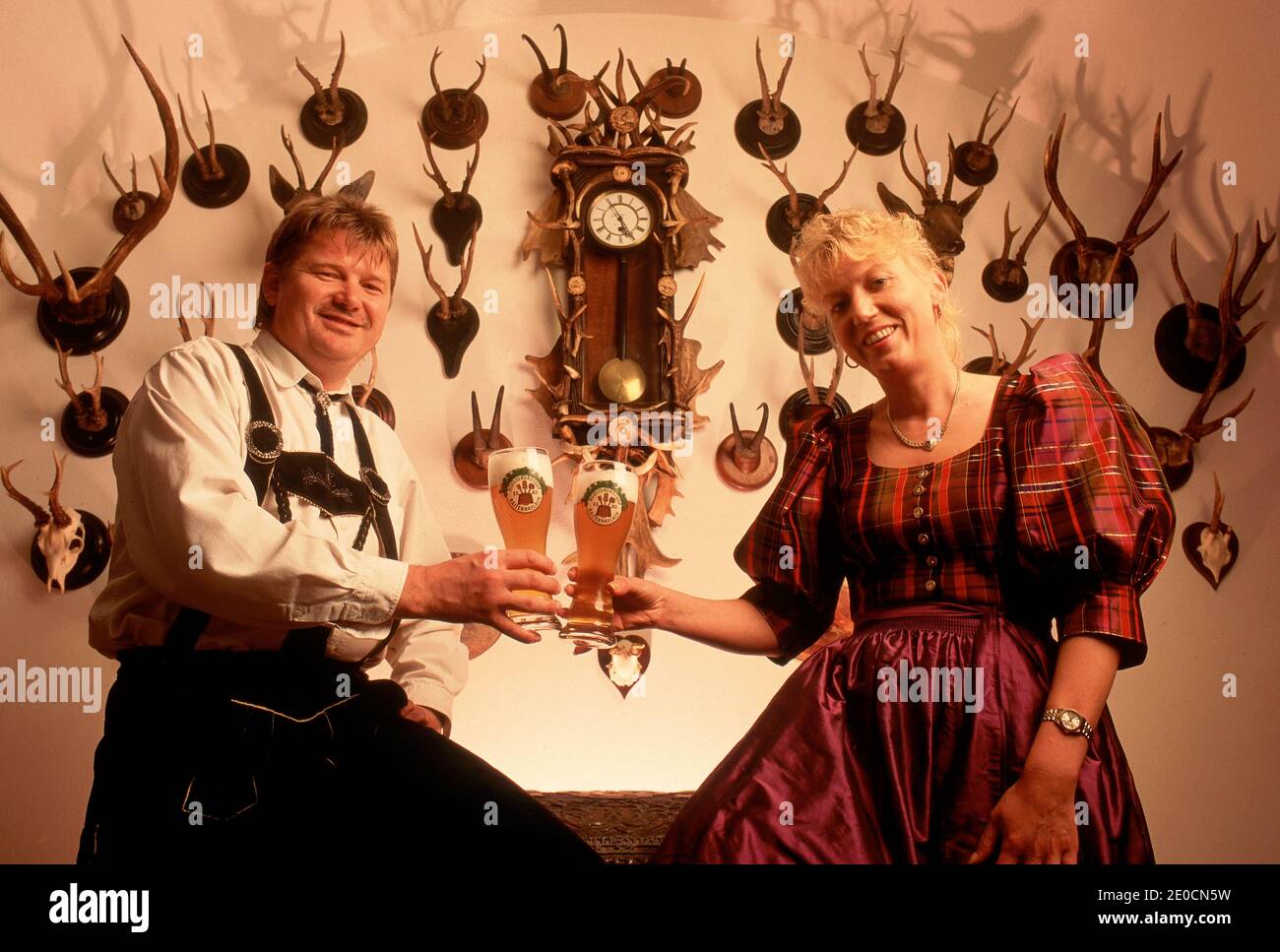 Deutschland /Bayern Klostergasthof Raitenhaslach, Burghausen.Bayerisches Coupel in traditioneller Lederhose und Dirndl mit Biergläschen. Stockfoto
