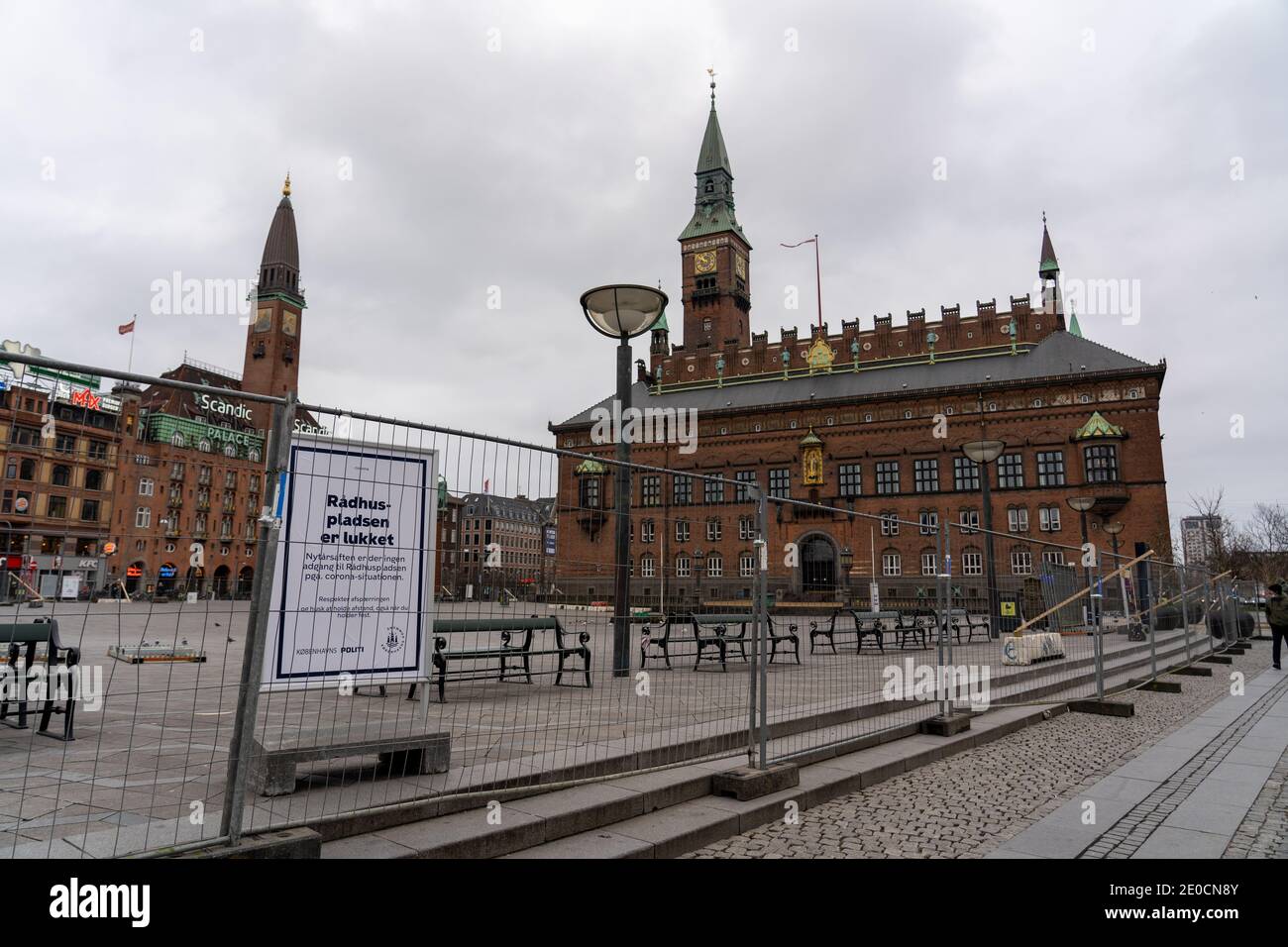 Gesperrter Rathausplatz aufgrund von Covid 19 in Kopenhagen, Dänemark Stockfoto