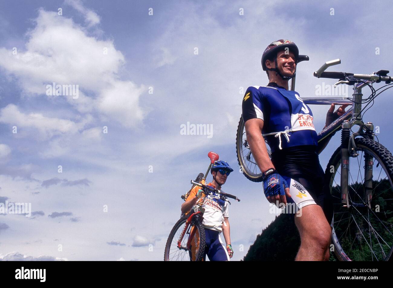 Zwei Männer tragen Fahrräder auf der Schulter .Sport und aktives Leben Konzept Stockfoto