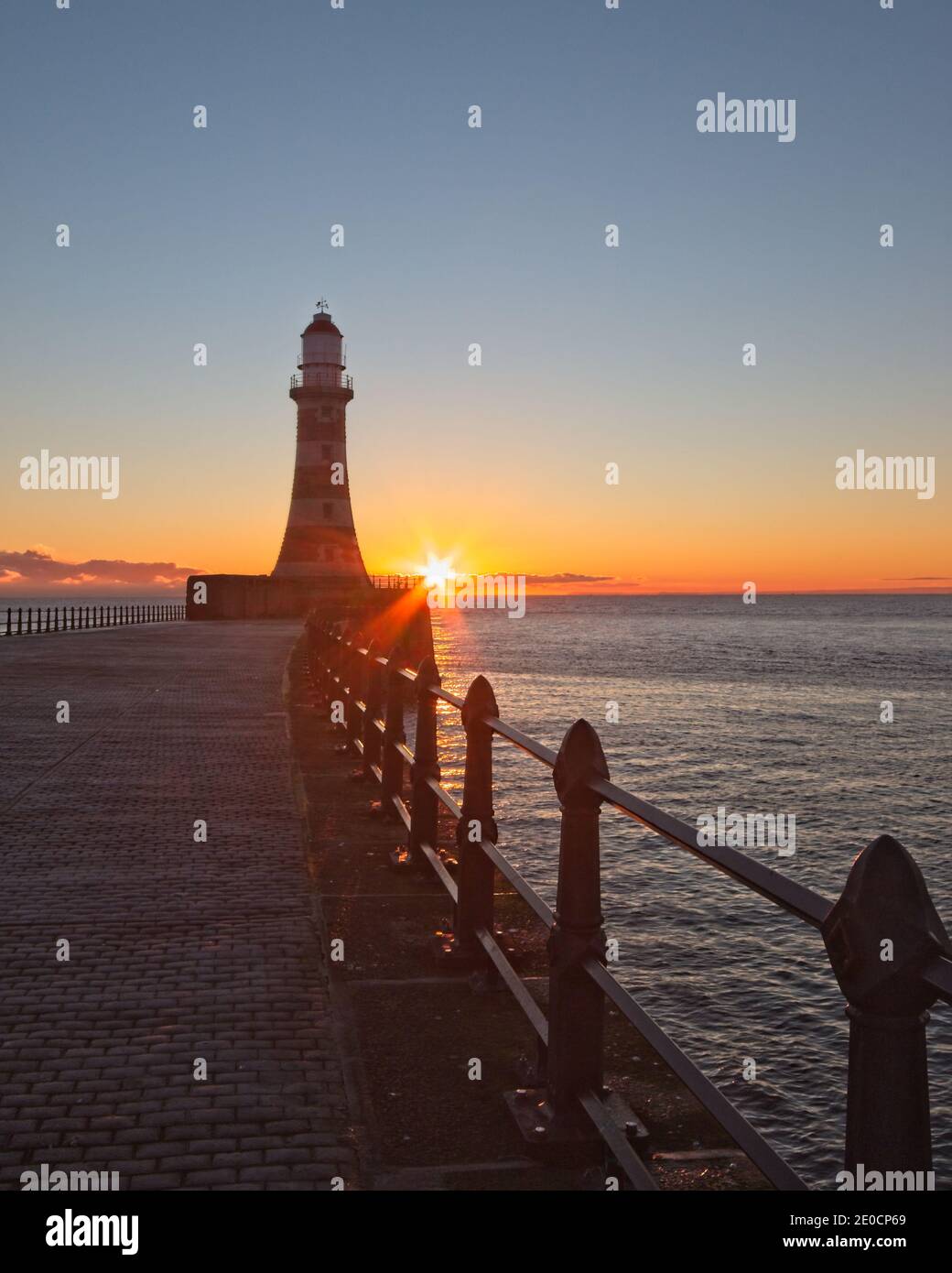 Sonnenaufgang am Roker Pier und Leuchtturm, der von der Nordseeküste bei Sunderland, Tyne und Wear, Nordostengland, reicht. Stockfoto