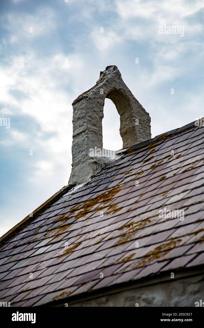 St Cwyfan's Church, Glockenturm und Dach, Anglesey, Nordwales Stockfoto