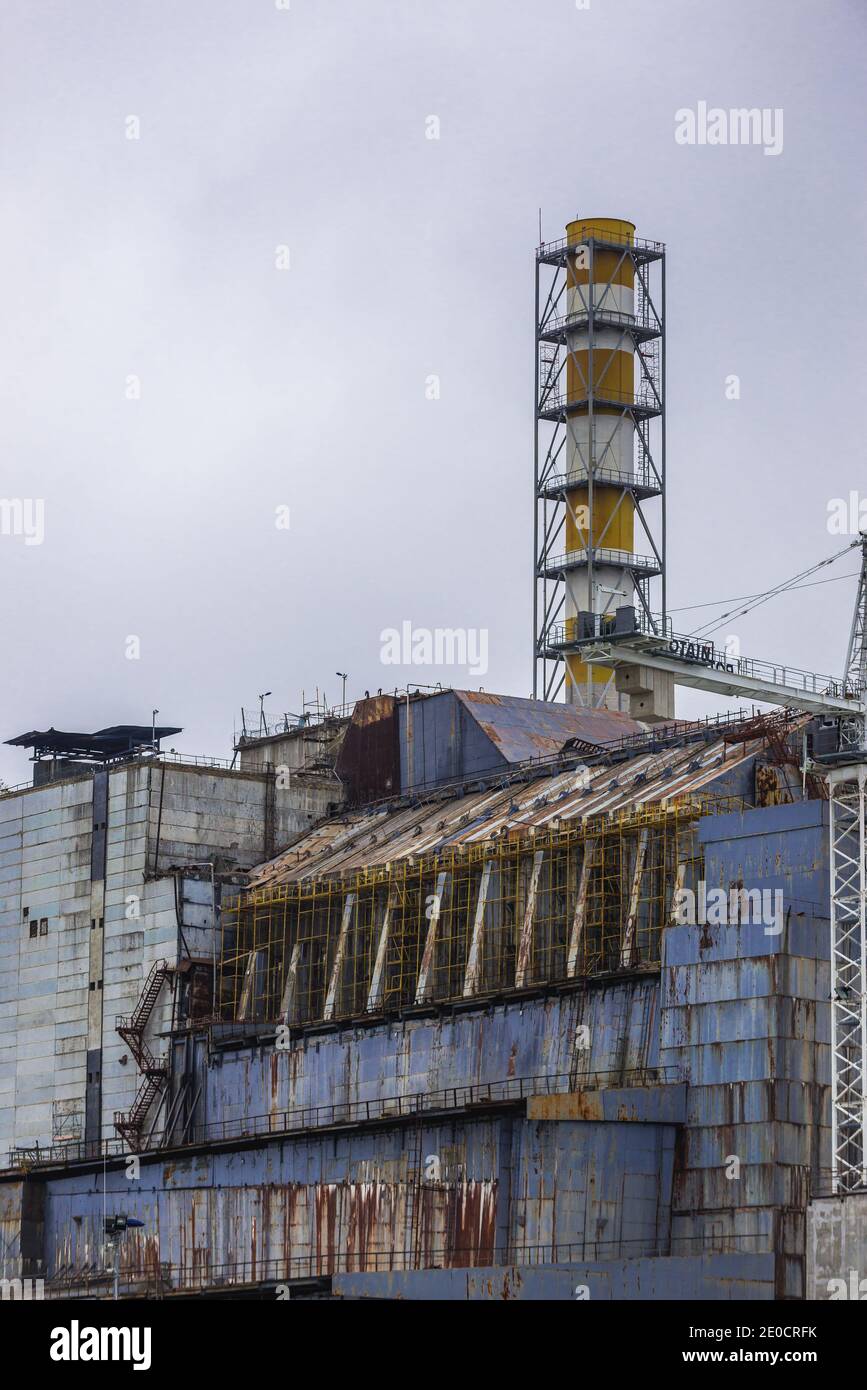 Alten Stahl und Beton Sarkophag des Reaktors Nr. 4 des Kernkraftwerks Tschernobyl in der Zone der Entfremdung in der Ukraine Stockfoto