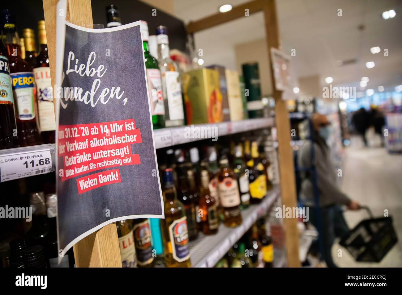 Berlin, Deutschland. Dezember 2020. Kurz vor Beginn des für Silvester in Kraft getretenden Verkaufsverbots für alkoholische Getränke hängt ein Schild an einem Regal in der Getränkeabteilung eines Supermarkts in Berlin-Schöneberg. Laut Verordnung ist Alkohol im öffentlichen Raum in Berlin verboten, und der Verkauf von alkoholischen Getränken ist vom 31. Dezember um 14 Uhr bis zum 1. Januar um 6 Uhr verboten. Quelle: Christoph Soeder/dpa/Alamy Live News Stockfoto