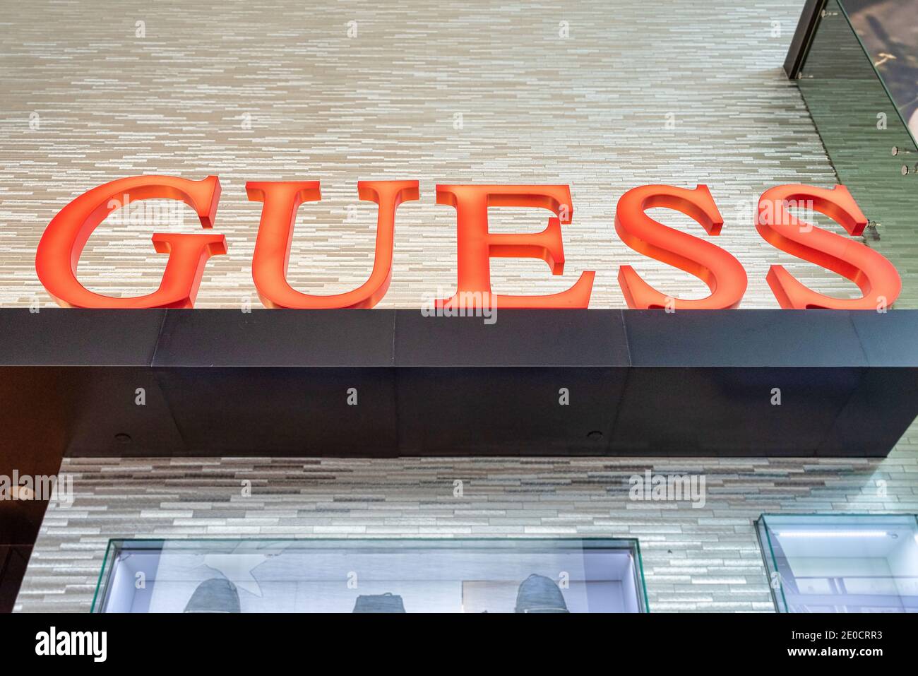 Guess-Zeichen im Geschäft, Toronto, Kanada Stockfoto